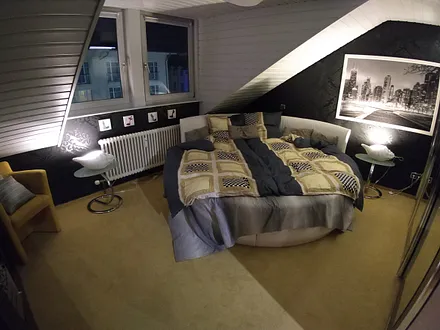 Modernes Schlafzimmer mit Rundbett 