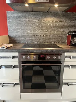 Backofen und vier Felder Herd mit Induktion 