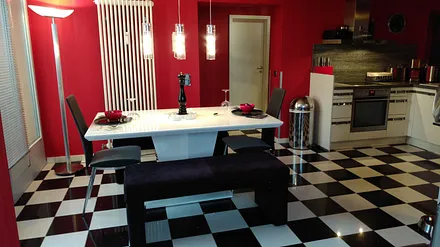 Blick auf den Essbereich mit Küche 