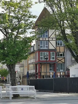 Blick auf den Turm von der Promenade 