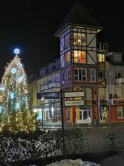 Blick auf den Türm in der Weihnachtszeit 