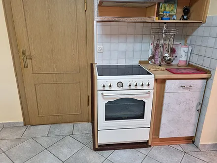 Küche mit Herd und Backofen