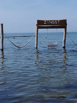 Wasserschaukel am Strand von Zingst 