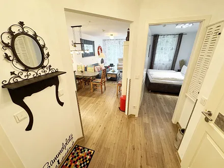 Flurbereich mit Blick in den Wohnbereich sowie Schlafzimmer