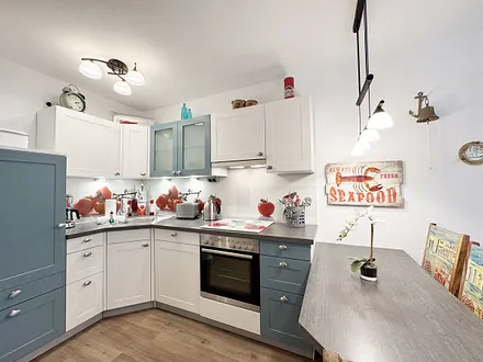 Küchenzeile mit anderen praktischen Küchenhelfern