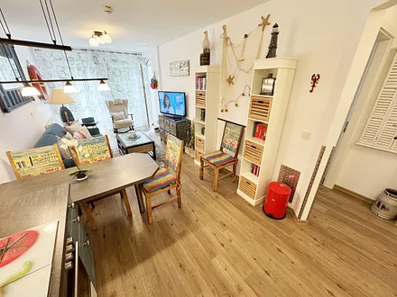 Blick von der Küchenzeile in das gemütliche Wohnzimmer