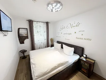 Schlafzimmer mit Doppelbett und Nachttischablagen