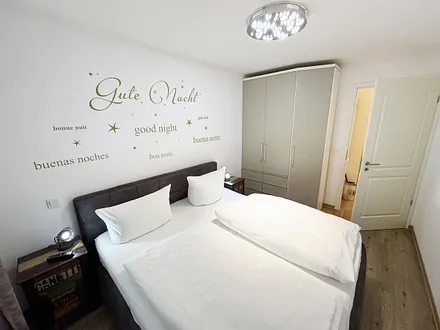 Schlafzimmer mit Doppelbett und Kleiderschrank