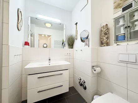 innenliegendes Badezimmer mit Waschbecken