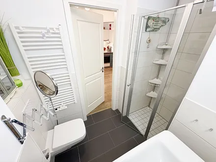 innenliegendes Badezimmer mit Wc und Dusche