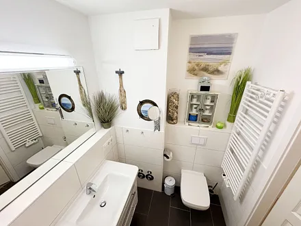 innenliegendes Badezimmer WC und Waschbecken