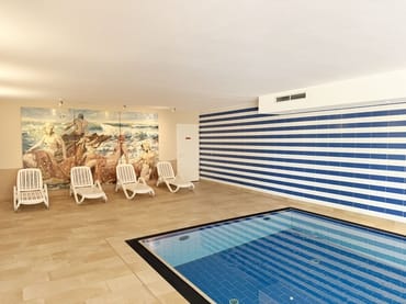 Wellnessbereich mit Liegen und Pool