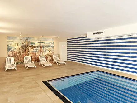 Wellnessbereich mit Liegen und Pool