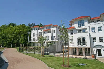 Blick vom Vorgarten zum Haus A