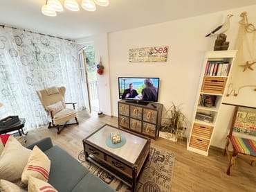 gemütlicher Wohnbereich mit Flachbild-TV