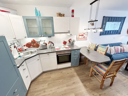 Küchenzeile mit anderen praktischen Küchenhelfern