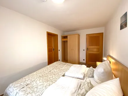 Schlafzimmer mit Doppelbett