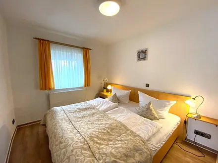 Schlafzimmer mit Doppelbett