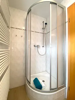 Bad mit Dusche                                                                                                                 