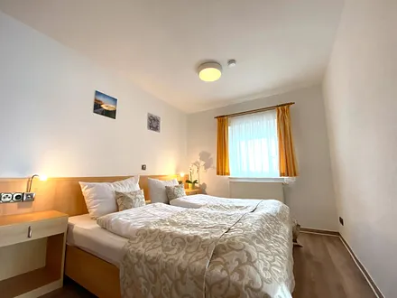 Schlafzimmer mit Doppelbett