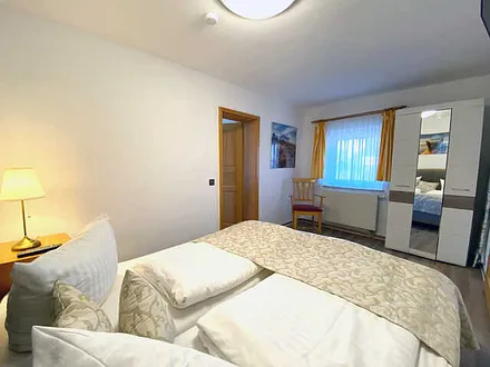 Schlafzimmer mit Doppelbett