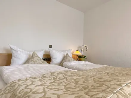 Schlafzimmer mit Doppelbett