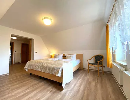 Schlafzimmer mit Doppelbett