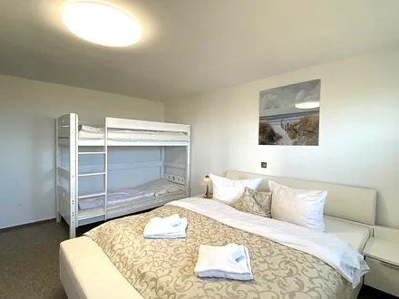 Schlafzimmer mit Doppelbett und Hochbett