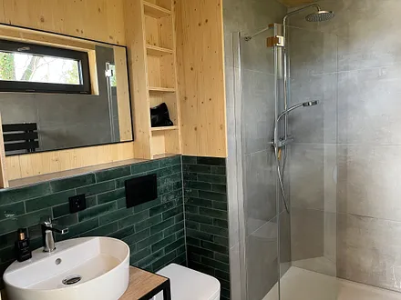 Badezimmer mit Dusche und WC