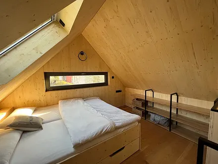 Galerie Doppelbett und Regal 