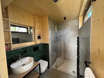 Badezimmer mit Dusch und WC