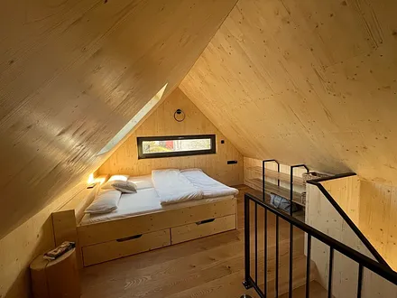 Galerie mit Doppelbett und Regal