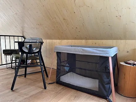 Babybett und Hochstuhl