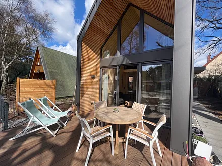 Terrasse mit Gartenmöbeln