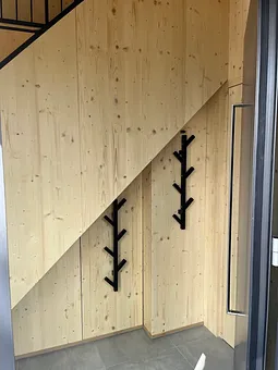 Garderobe unter der Treppe