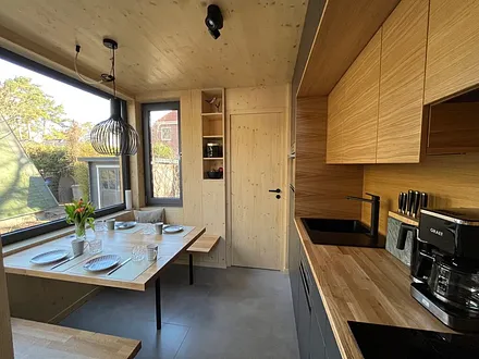 Küchenzeile mit Esstisch 