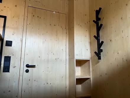 Kinderzimmer Regal und Garderobe