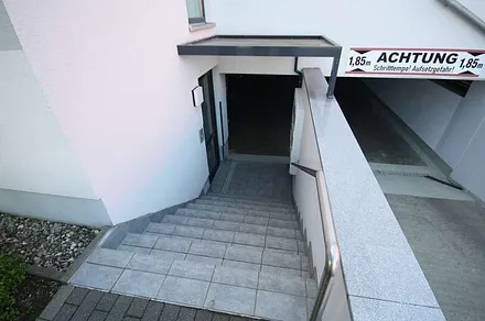 Hauszugang und Einfahrt in die Tiefgarage