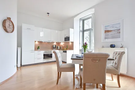 Wohnbereich mit Küche und Esstisch