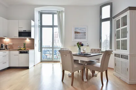 Küche mit Balkonzugang