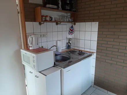 Miniküche mit Kühlschrank mit Eisfach