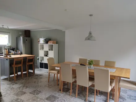 Esstisch mit Blick zur Küche