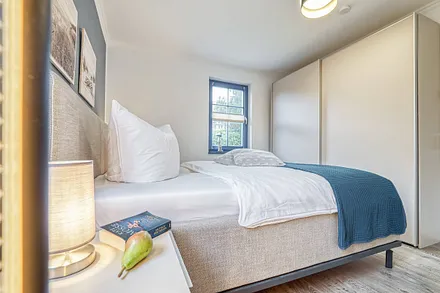 Schlafzimmer 1, Geräumiger Schiebetürenschrank