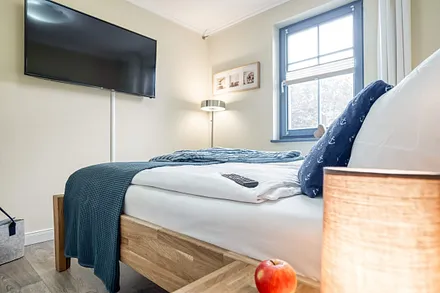 Schlafzimmer 2, mit Fernseher ausgestattet