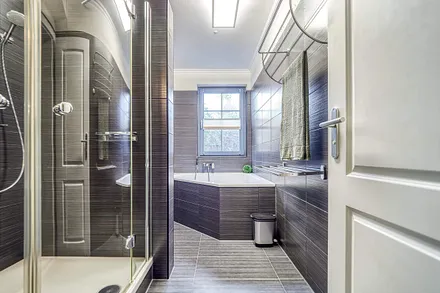 Bad, mit Eckbadewanne 