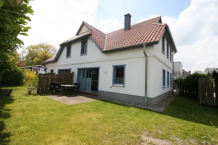 Garten, es steht ein Holzkohle-Grill, Gartenliegen, Sonnenschirm und Wäschetrockner zur Verfügung.