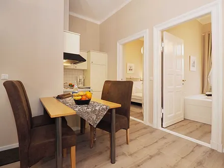 offene Küche mit separaten Esstisch