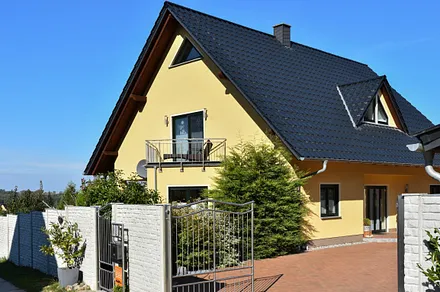 Einfahrt zum Grundstück mit Parkplätzen