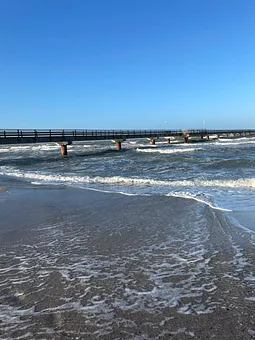 Strand mit Seebrücke