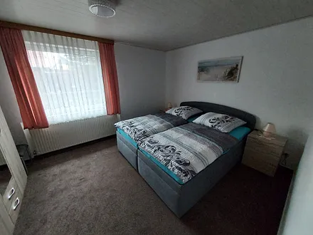 Schlafzimmer mit Doppelbett